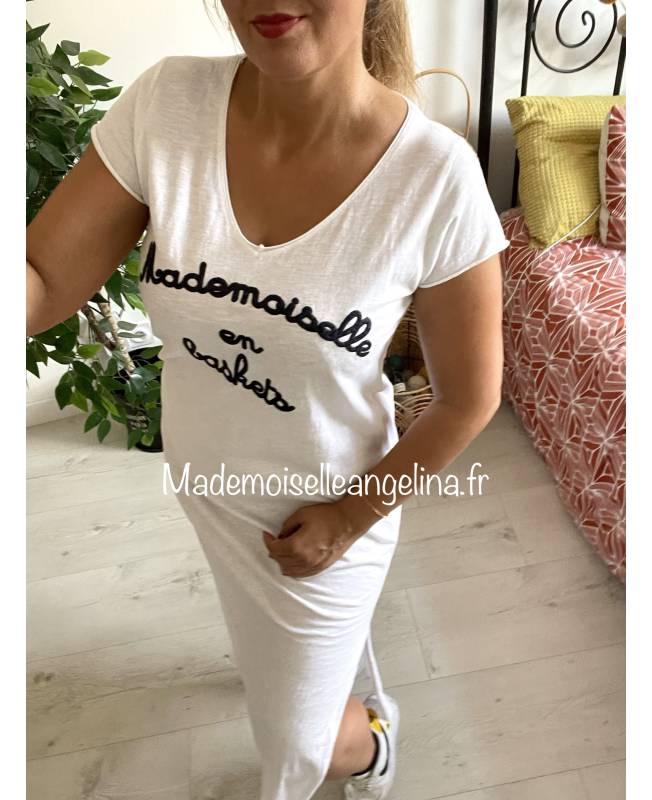 MADEMOISELLE EN BASKETS ROBE LONGUE BLANCHE MADEMOISELLE EN BASKETS ROBE LONGUE BLANCHE