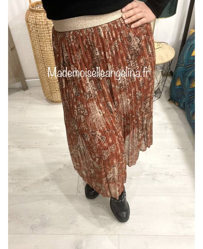 JUPE PLISS??E MI-LONGUE ROUILLE IMPRIME FLORALE AVEC UNE CEINTURE DOR??E. EXP??DITION EN 48H.
