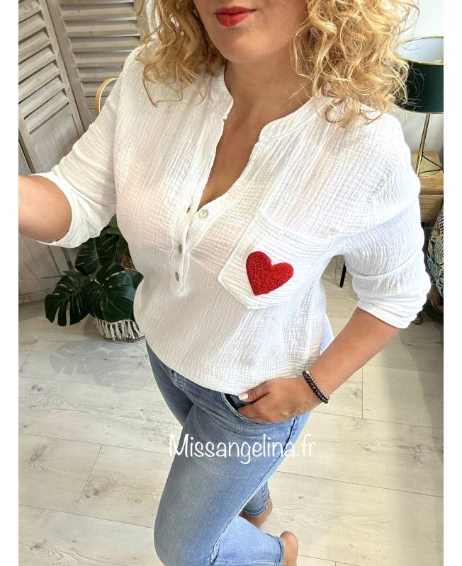 chemise en gaze de coton blanche avec un coeur rouge sur la poitrine