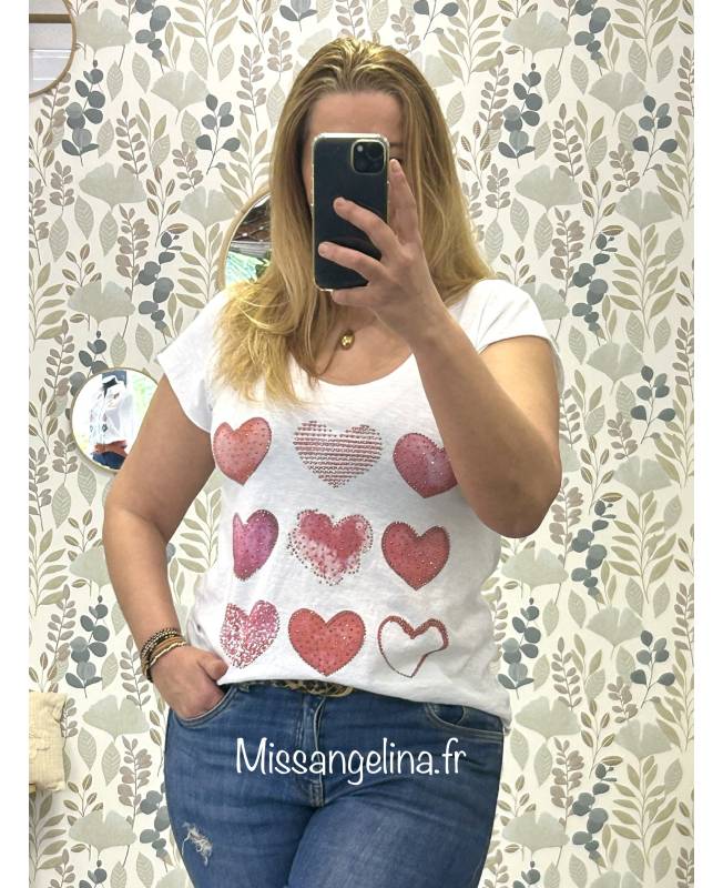 t-shirt blanc en coton italien avec des coeurs rouges