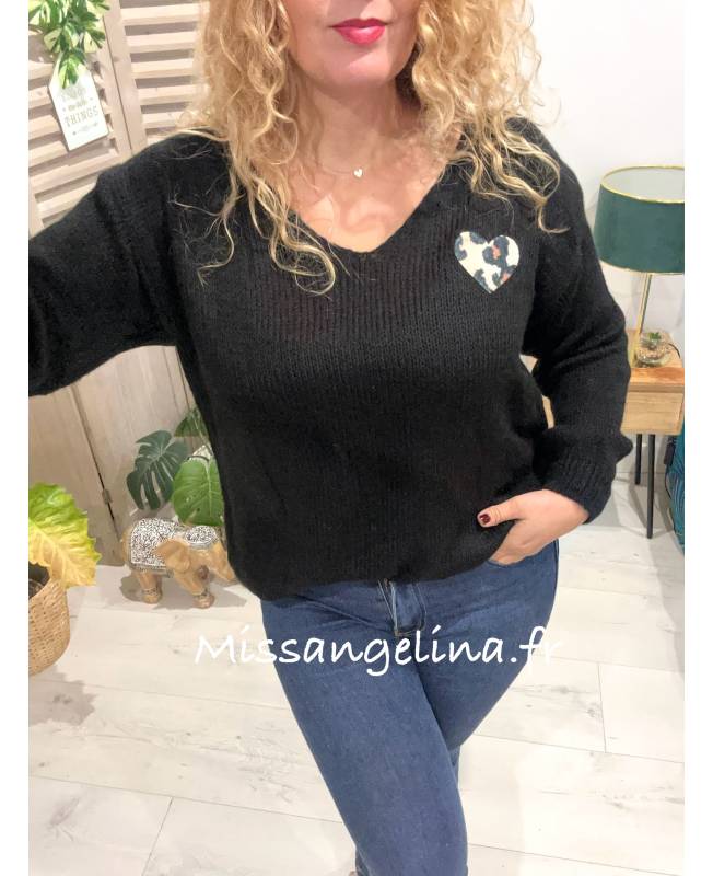 pull noir en laine avec un petit coeur leopard