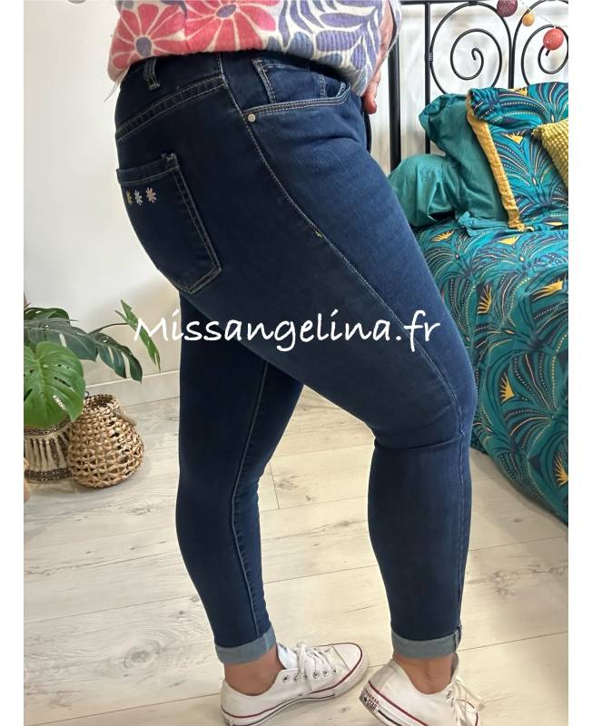 JEANS SLIM BRUT AVEC DES PETITES FLEURS JEANS SLIM BRUT AVEC DES PETITES FLEURS