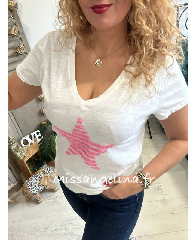 Tee-shirt en coton blanc avec une grande etoile en relief sur le devant Tee-shirt en coton blanc avec une grande etoile en relief sur le devant