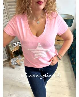 t-shirt en coton rose avec une grande etoile rose sur le devant