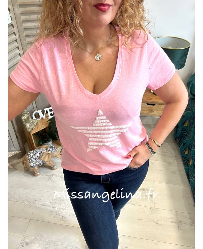 t-shirt en coton rose avec une grande etoile rose sur le devant t-shirt en coton rose avec une grande etoile rose sur le devant