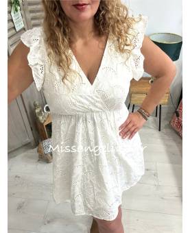 ROBE EN DENTELLE BLANCHE A PETITE MANCHES VOLANTES