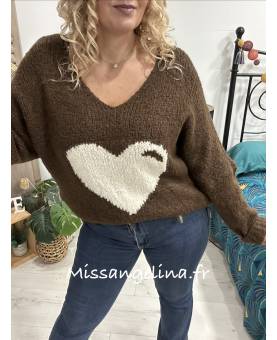 pull en maille marron avec un grand coeur sur le devant