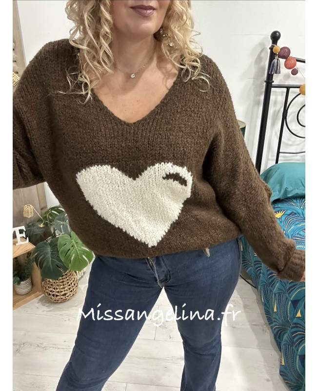 pull en maille marron avec un grand coeur sur le devant
