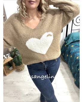 pull camel avec un grand coeur beige sur le devant