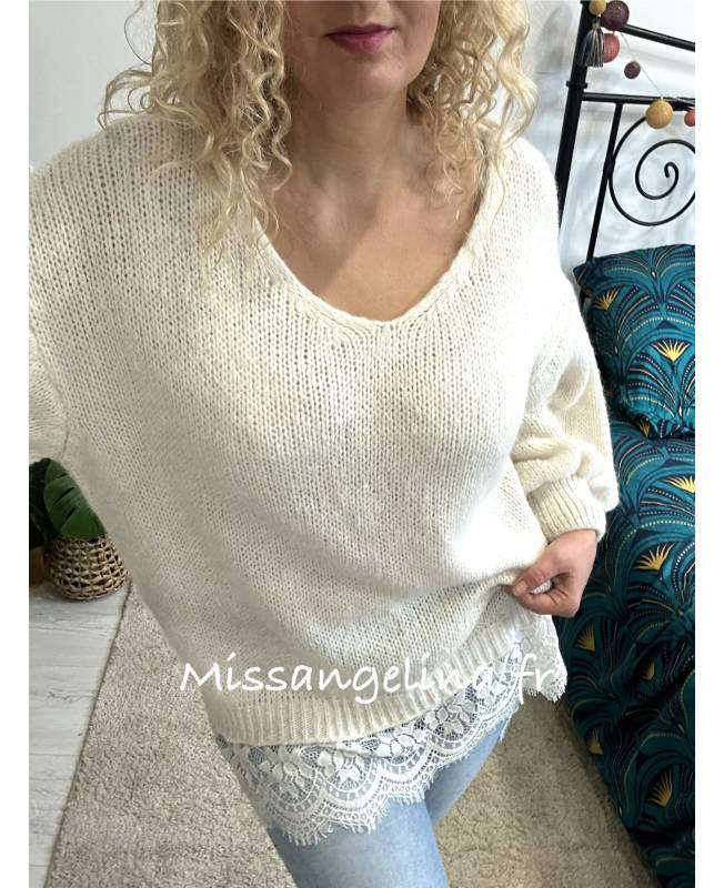 pull oversize beige avec une grande bande de dentelle en bas.