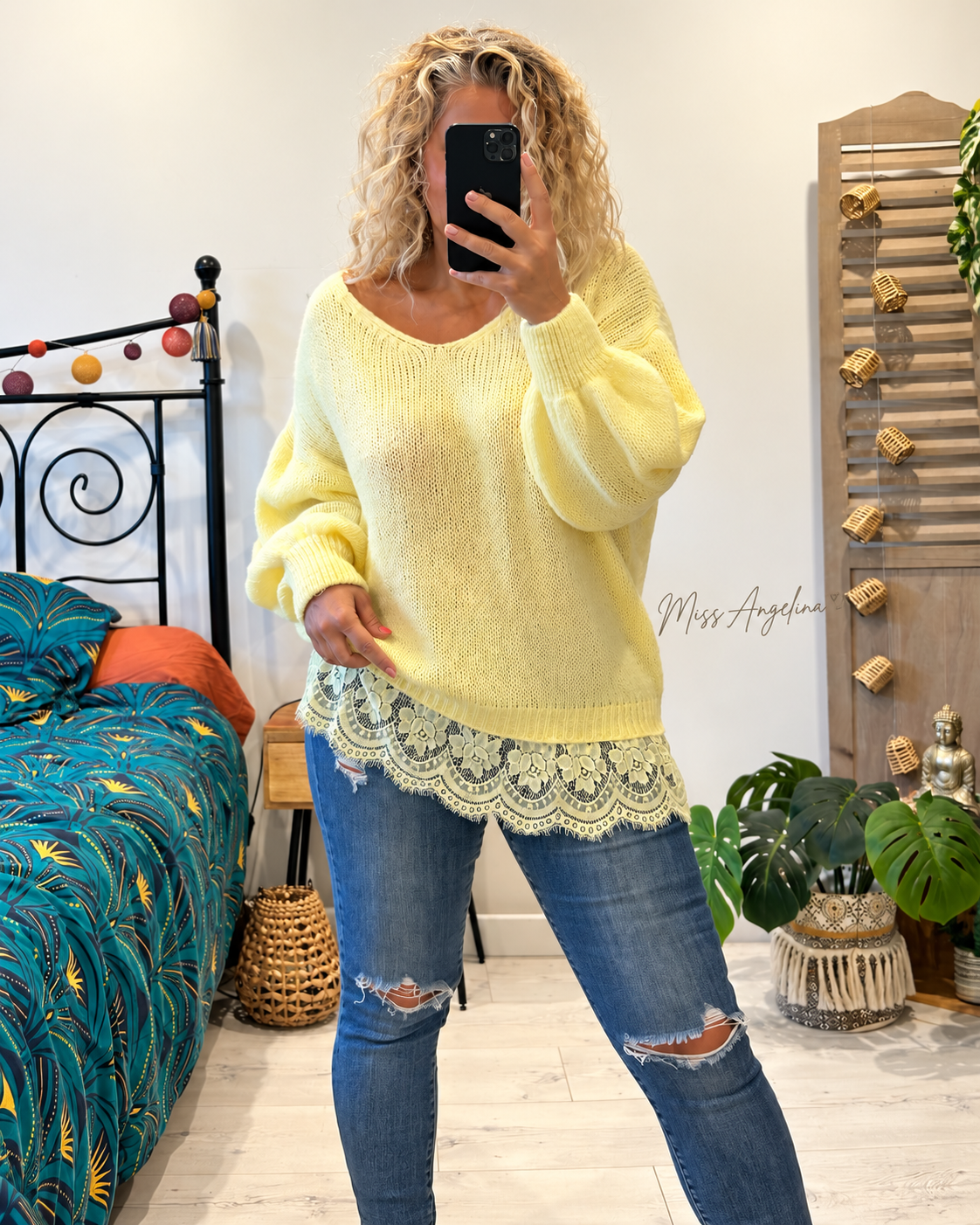 pull jaune made in italy oversize avec bande large en dentelle en bas.
