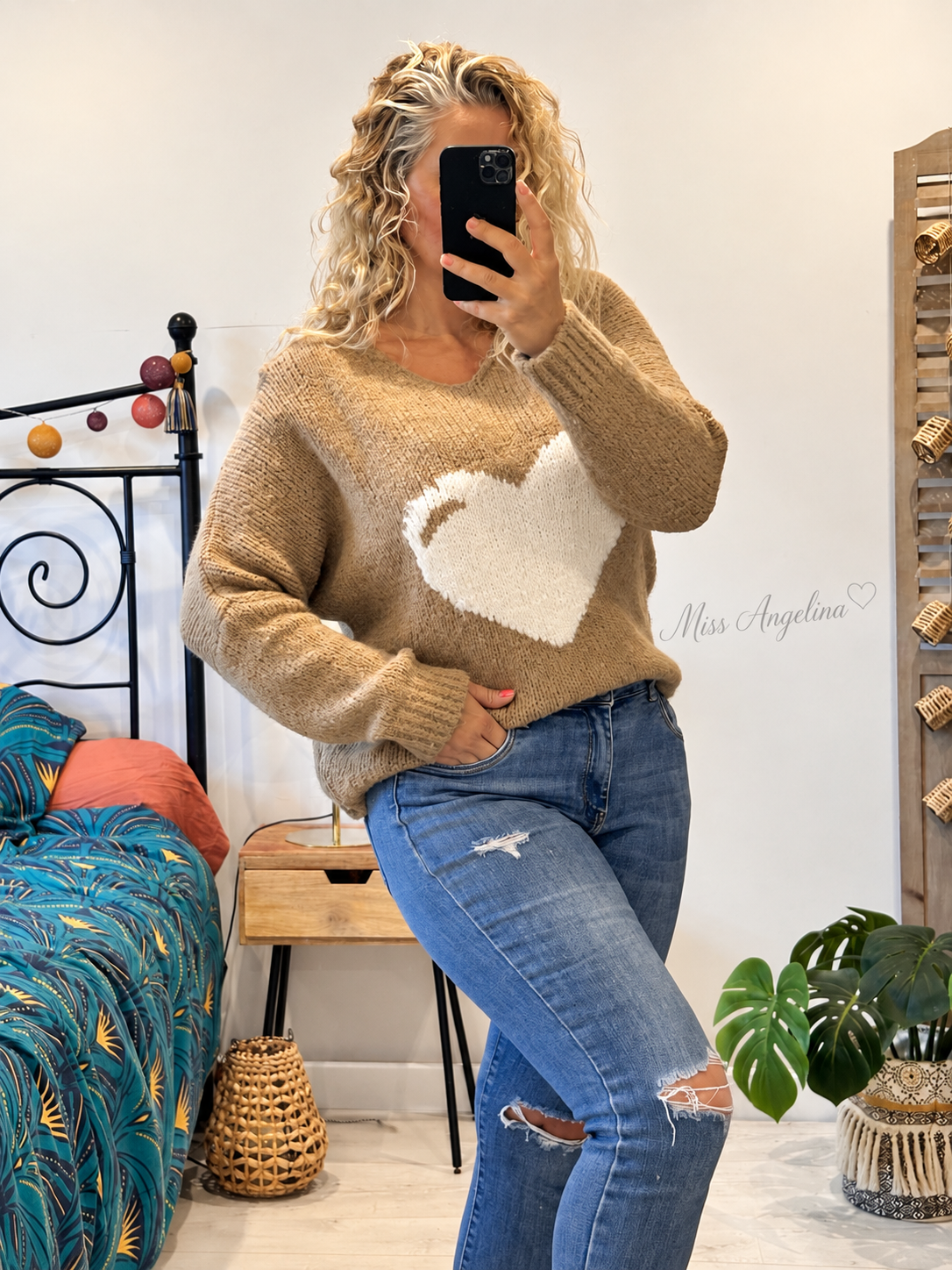 pull oversize taupe avec un grand coeur écru, made in italy